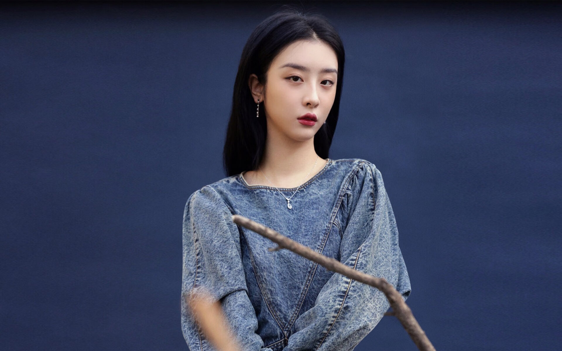 赛季中教练战术变革后场均进球变化趋势，教练技术犯规几次下场